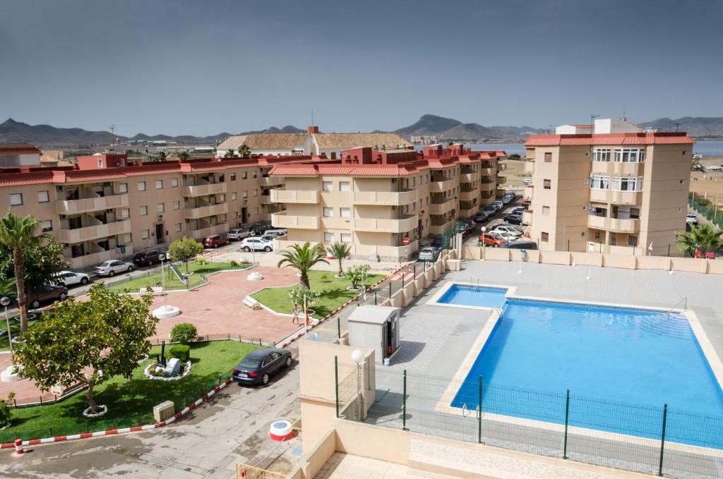 un apartamento con piscina y edificios en Apartamentos Tesy, en La Manga del Mar Menor