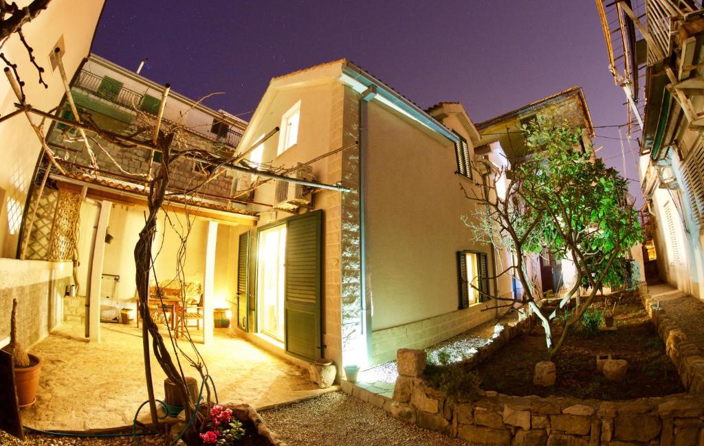 una casa con patio por la noche en House Marjan, en Split