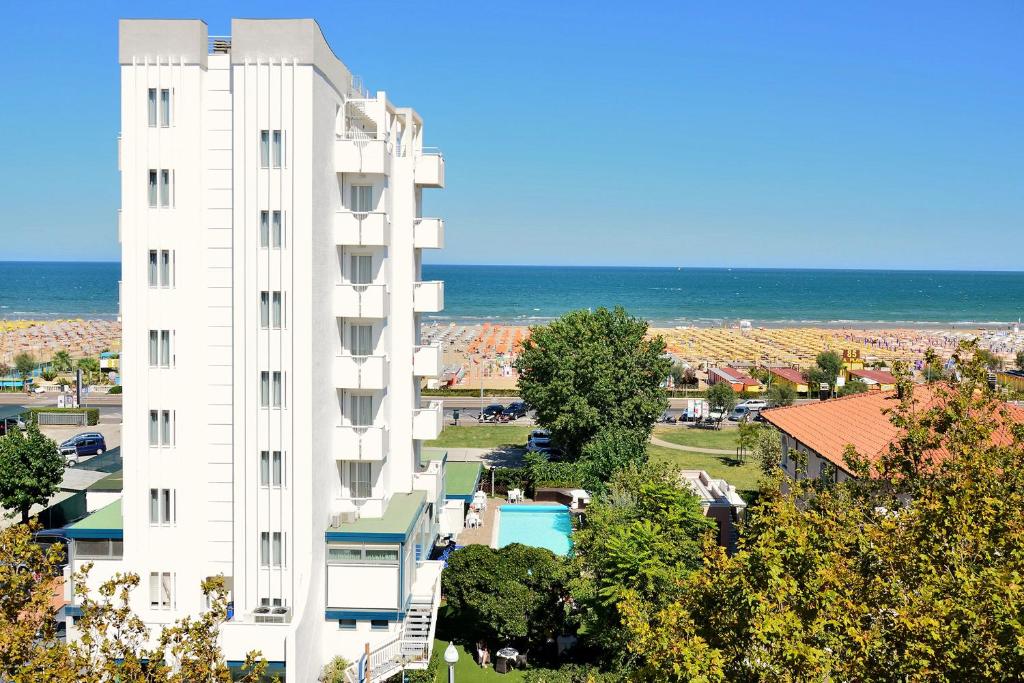 un edificio bianco con l'oceano sullo sfondo di Hotel Aristeo a Rimini