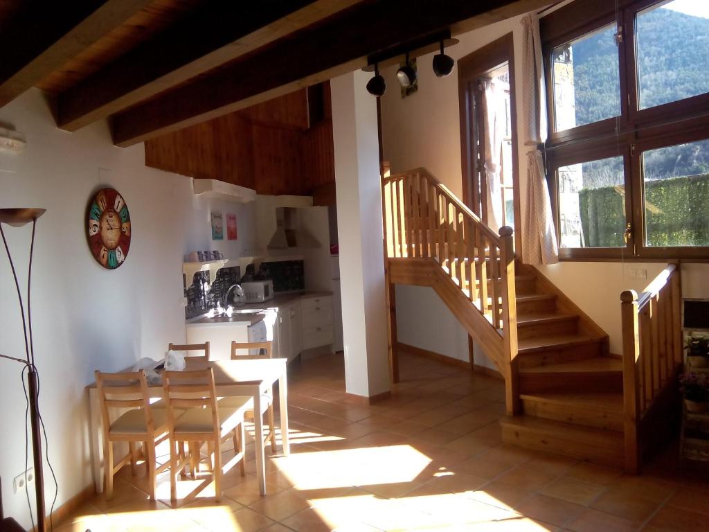 eine Küche und ein Esszimmer mit einer Treppe in einem Haus in der Unterkunft Casa de Torla in Torla-Ordesa