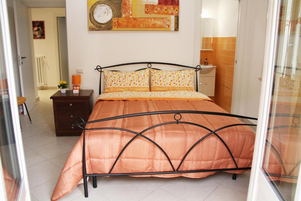アスコリ・ピチェーノにあるStellaのベッドルーム1室(ベッド1台、壁掛け時計付)