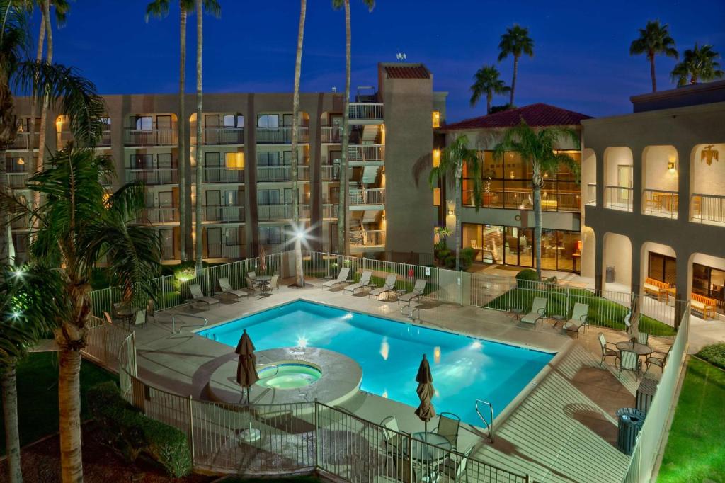 una imagen de una piscina frente a un edificio en Best Western Plus Scottsdale Thunderbird Suites en Scottsdale