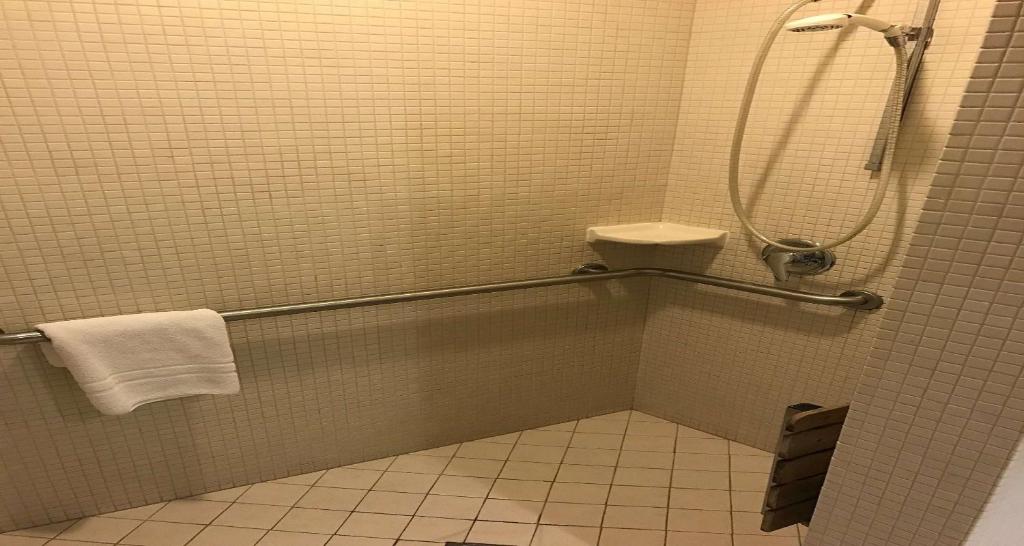 Best Western At Ventura Pier - Queen Room With Roll-In Shower - Mobility Access