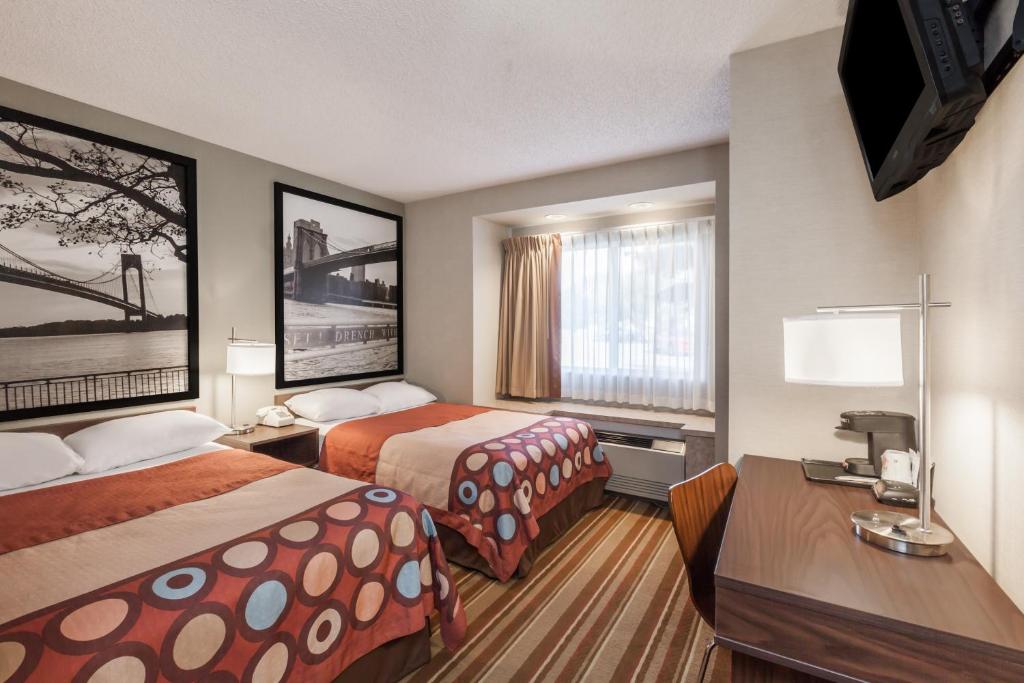 Postel nebo postele na pokoji v ubytování Super 8 by Wyndham Schenectady/Albany Area