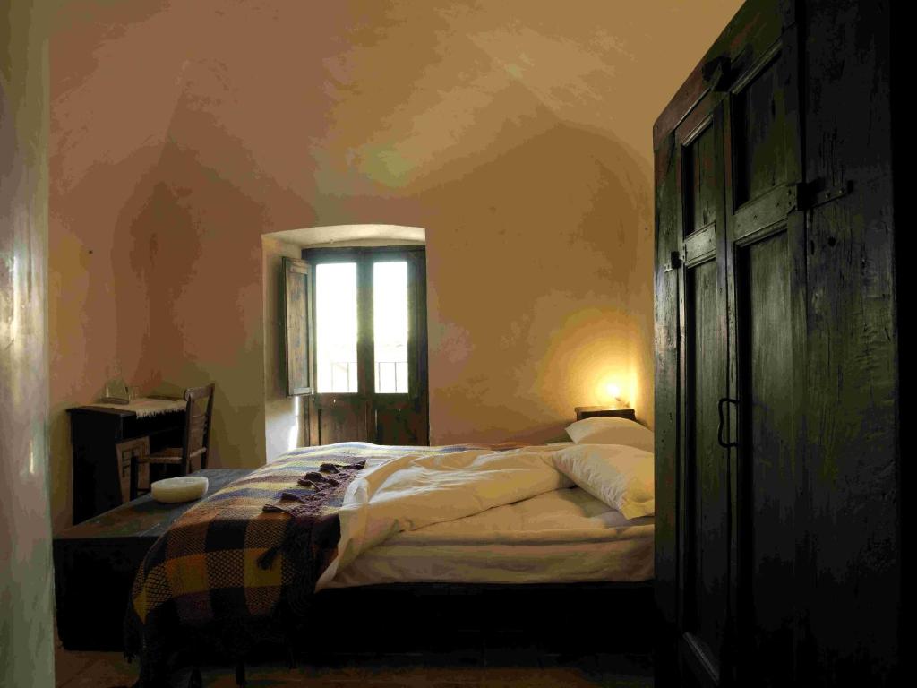 Postel nebo postele na pokoji v ubytování Sextantio Albergo Diffuso