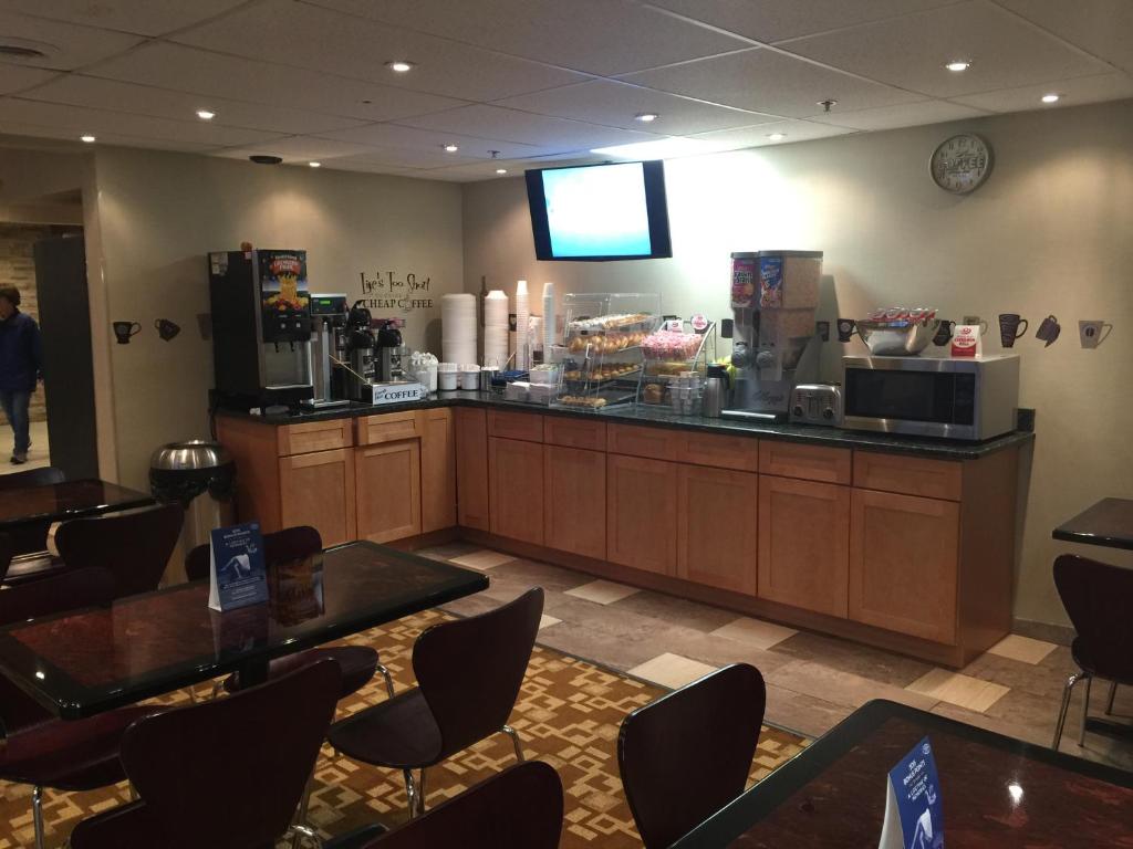 Příslušenství pro přípravu čaje a kávy v ubytování Super 8 by Wyndham Schenectady/Albany Area