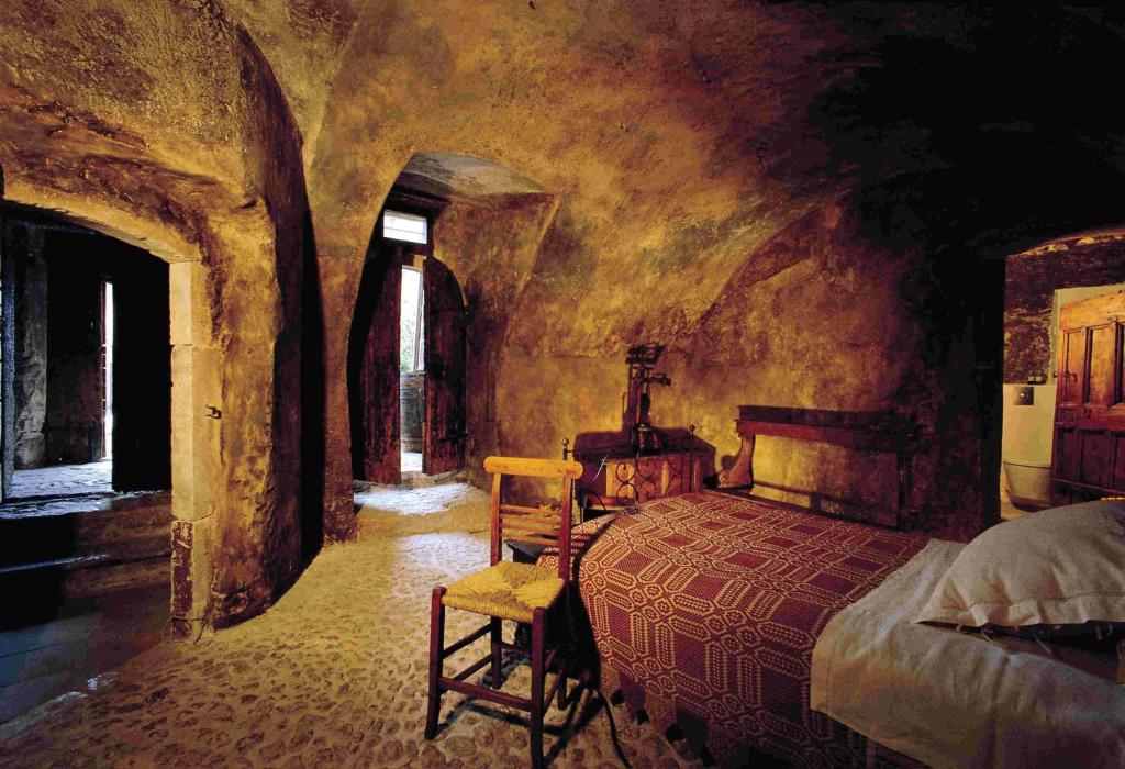 Postel nebo postele na pokoji v ubytování Sextantio Albergo Diffuso
