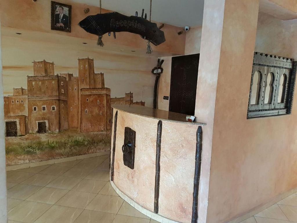 ein Zimmer mit einer Wand mit einem Gemälde an der Wand in der Unterkunft Residence Tafat in Agadir