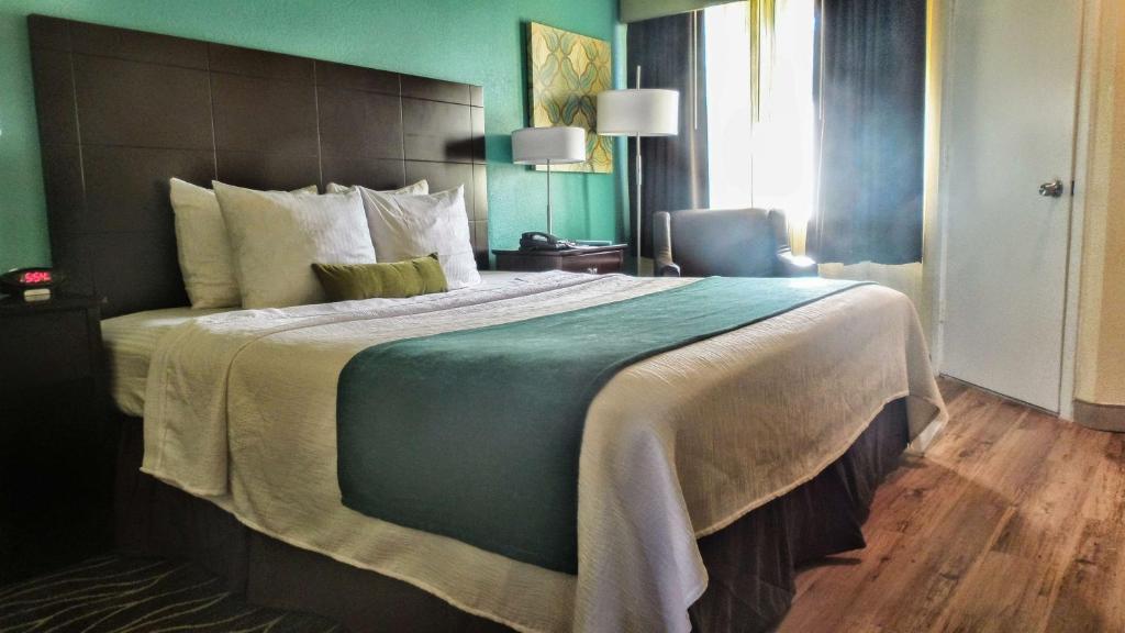 Best Western Plus Deerfield Beach Hotel & Suites photo