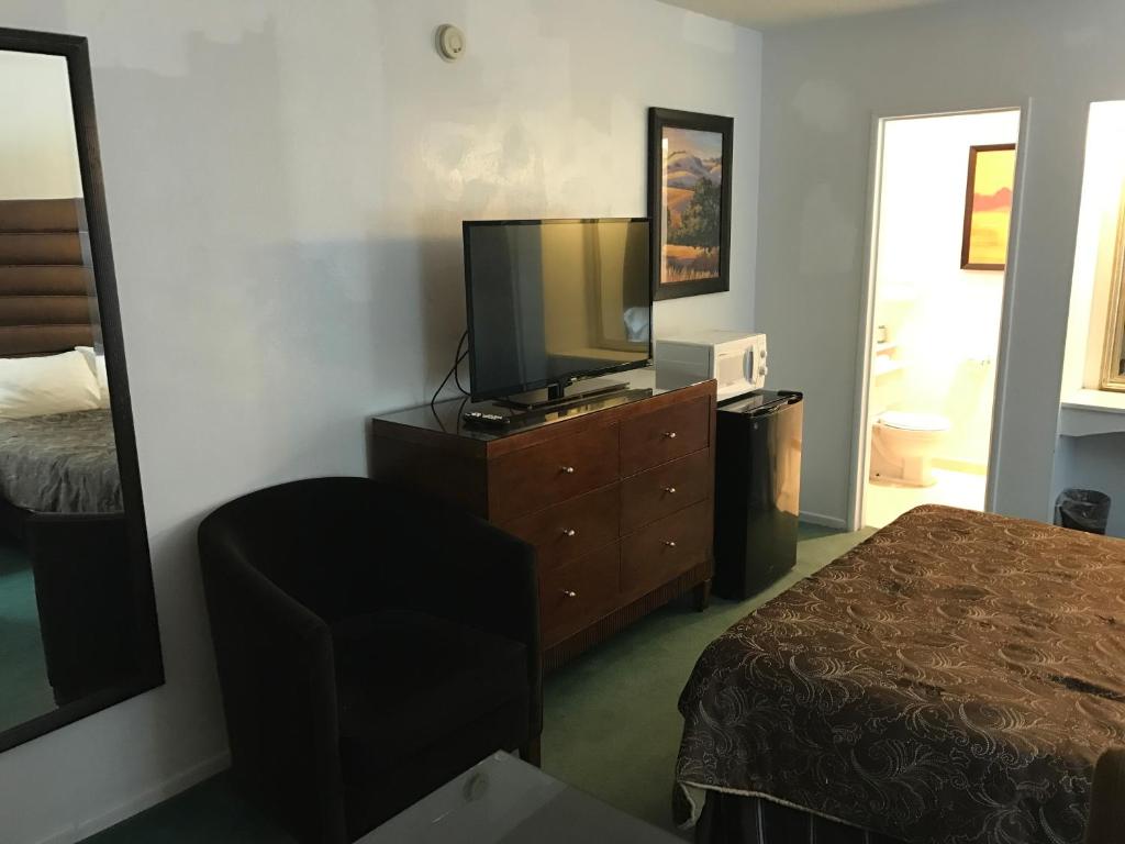 Postel nebo postele na pokoji v ubytování Discovery Inn
