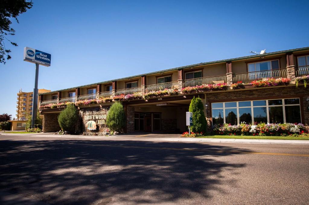 um hotel com flores ao lado de uma estrada em Best Western Driftwood Inn em Idaho Falls