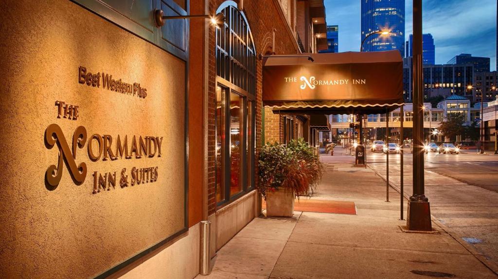 um edifício numa rua da cidade à noite em Best Western Plus The Normandy Inn & Suites em Minneapolis