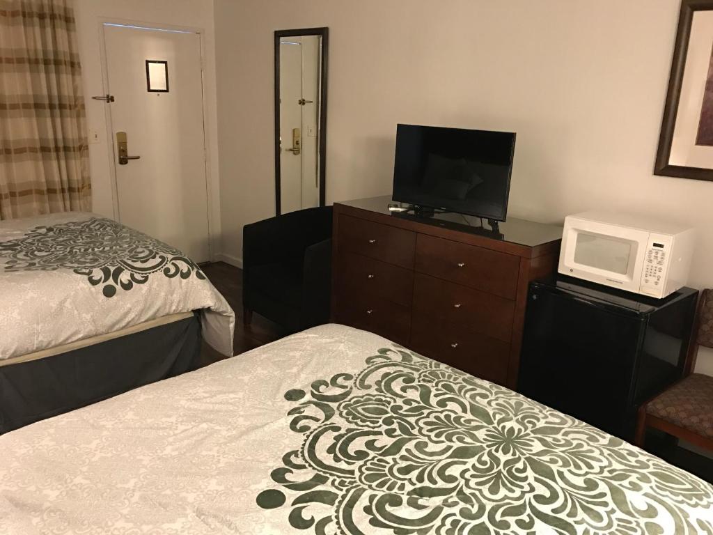 Postel nebo postele na pokoji v ubytování Discovery Inn