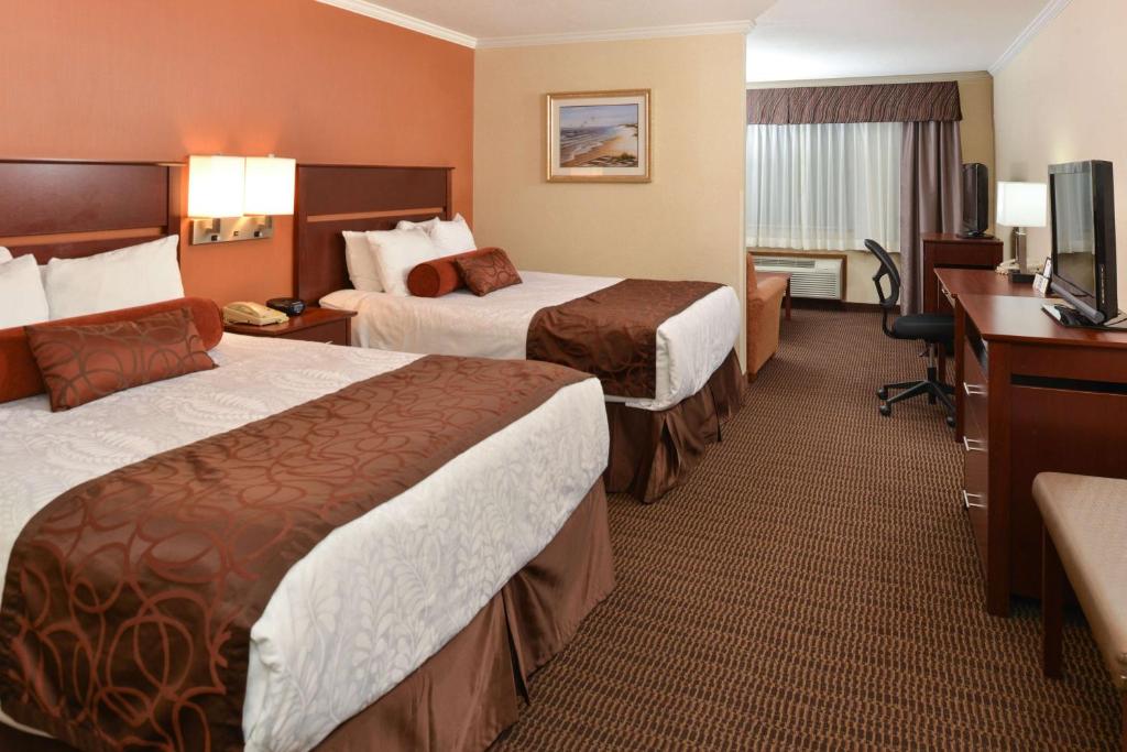 Postel nebo postele na pokoji v ubytování Best Western Plus Landmark Inn