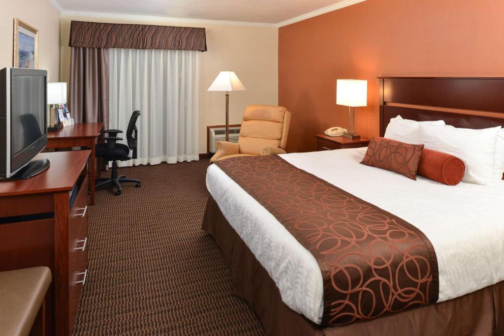 Postel nebo postele na pokoji v ubytování Best Western Plus Landmark Inn