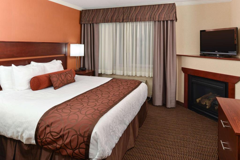 Postel nebo postele na pokoji v ubytování Best Western Plus Landmark Inn