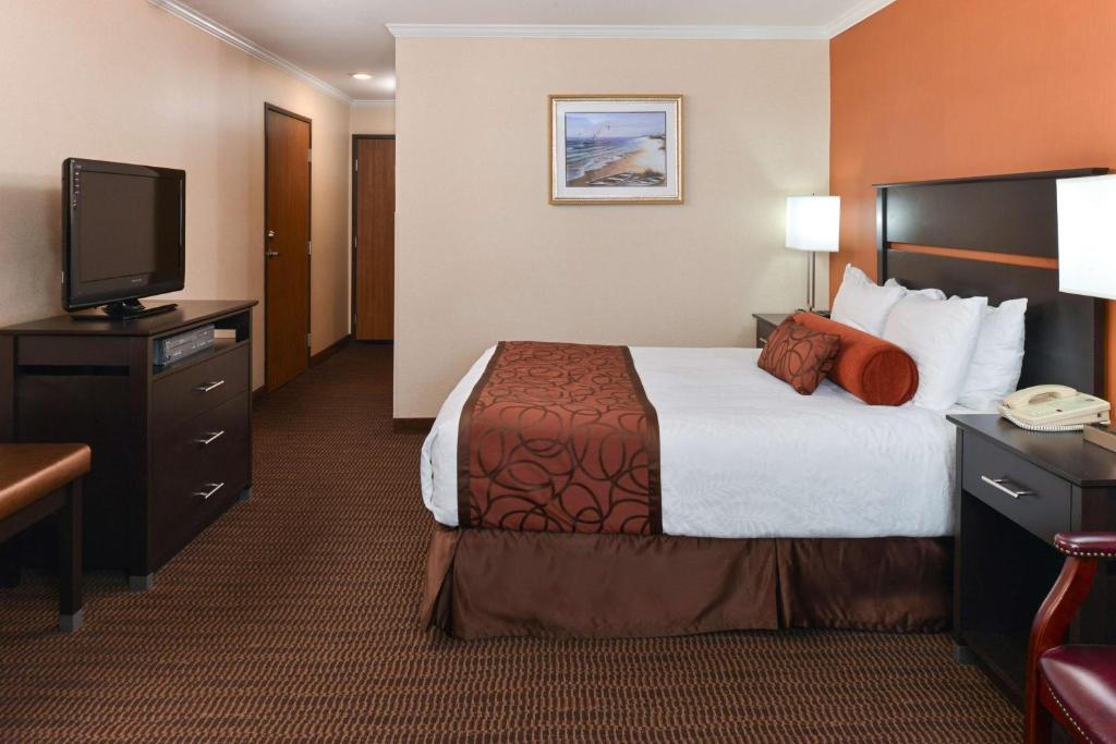 Postel nebo postele na pokoji v ubytování Best Western Plus Landmark Inn