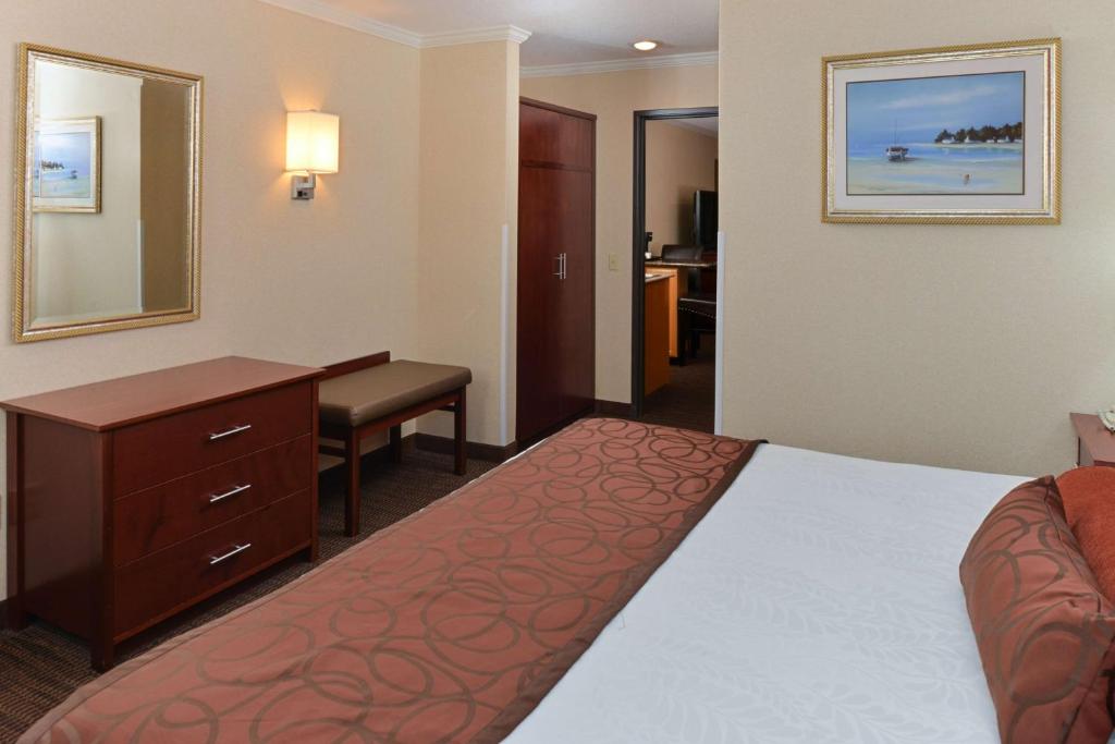 Postel nebo postele na pokoji v ubytování Best Western Plus Landmark Inn