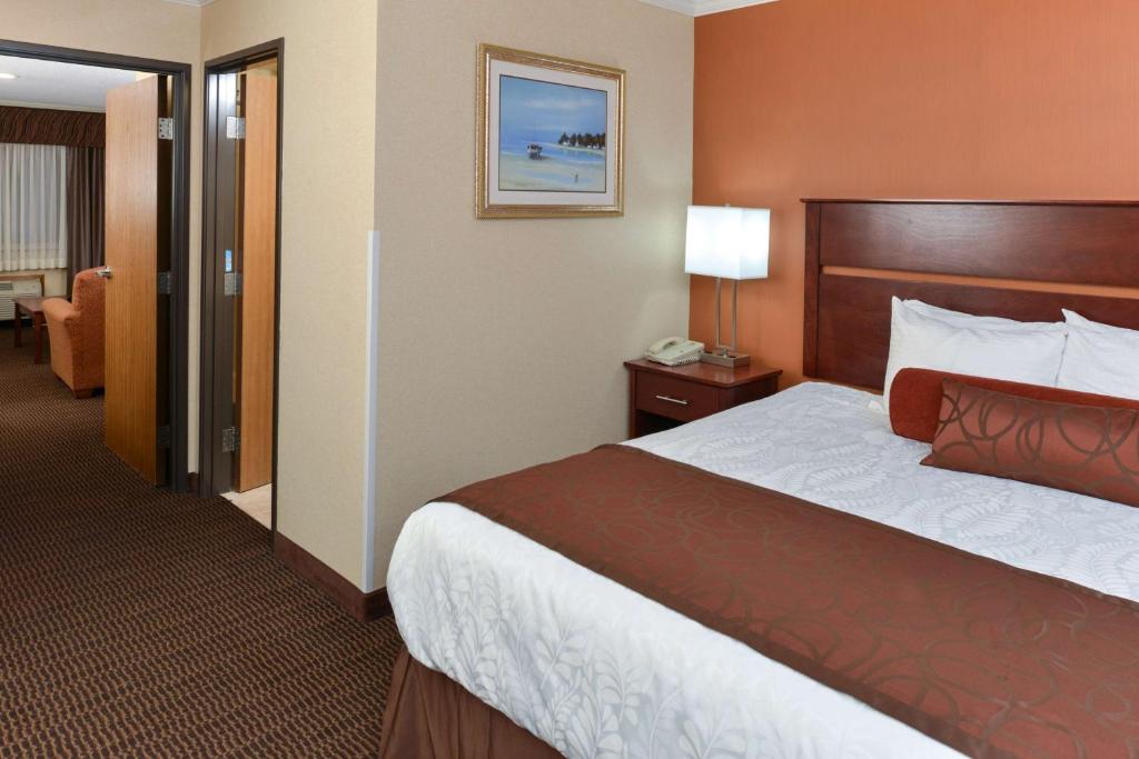 Postel nebo postele na pokoji v ubytování Best Western Plus Landmark Inn
