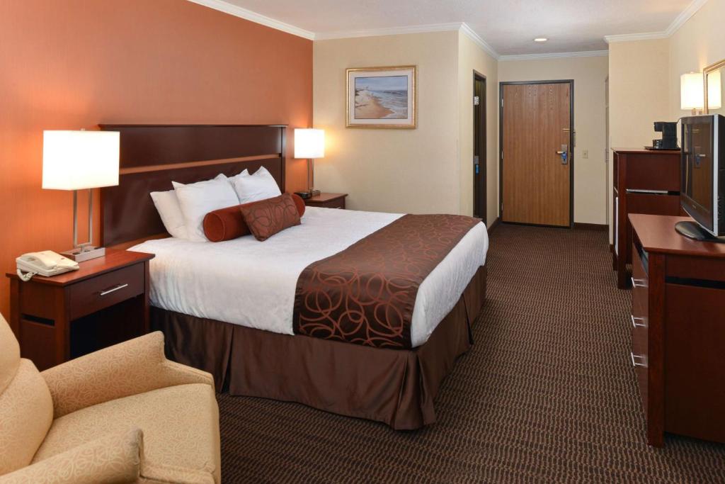 Postel nebo postele na pokoji v ubytování Best Western Plus Landmark Inn