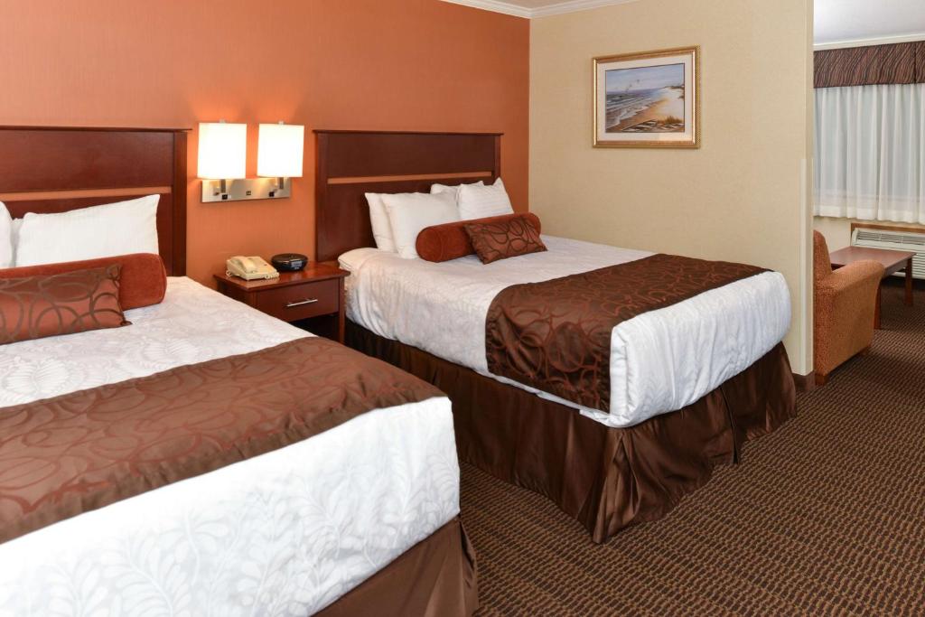 Postel nebo postele na pokoji v ubytování Best Western Plus Landmark Inn
