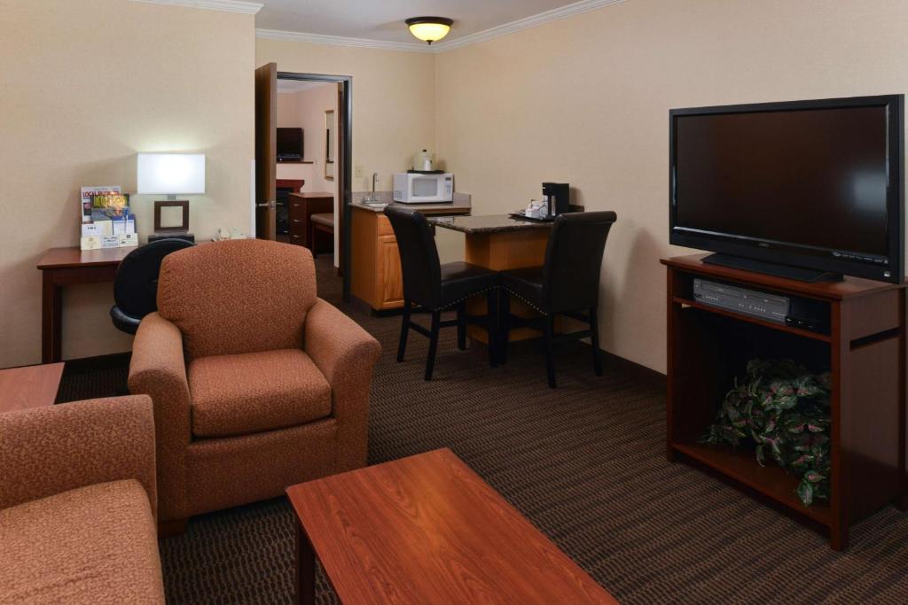 TV a/nebo společenská místnost v ubytování Best Western Plus Landmark Inn