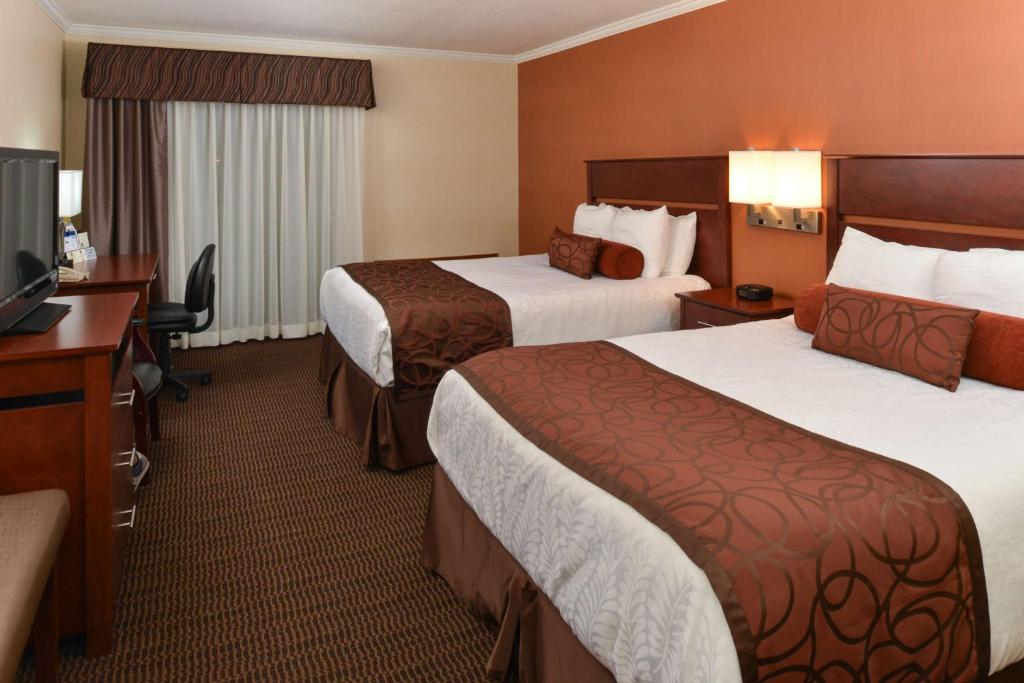 Postel nebo postele na pokoji v ubytování Best Western Plus Landmark Inn