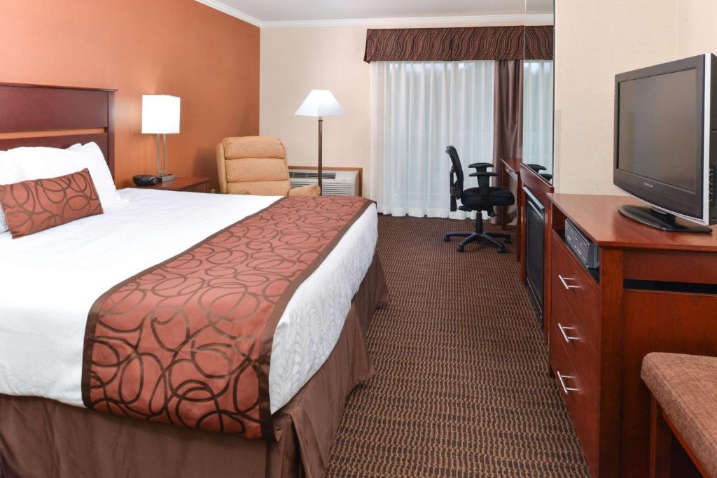 TV a/nebo společenská místnost v ubytování Best Western Plus Landmark Inn