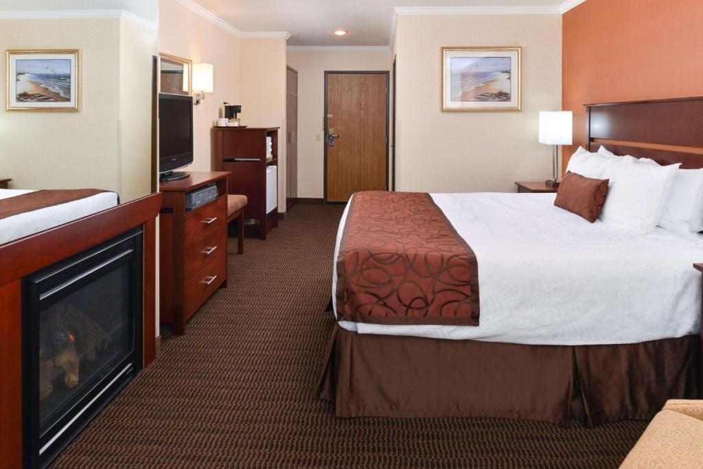 Postel nebo postele na pokoji v ubytování Best Western Plus Landmark Inn