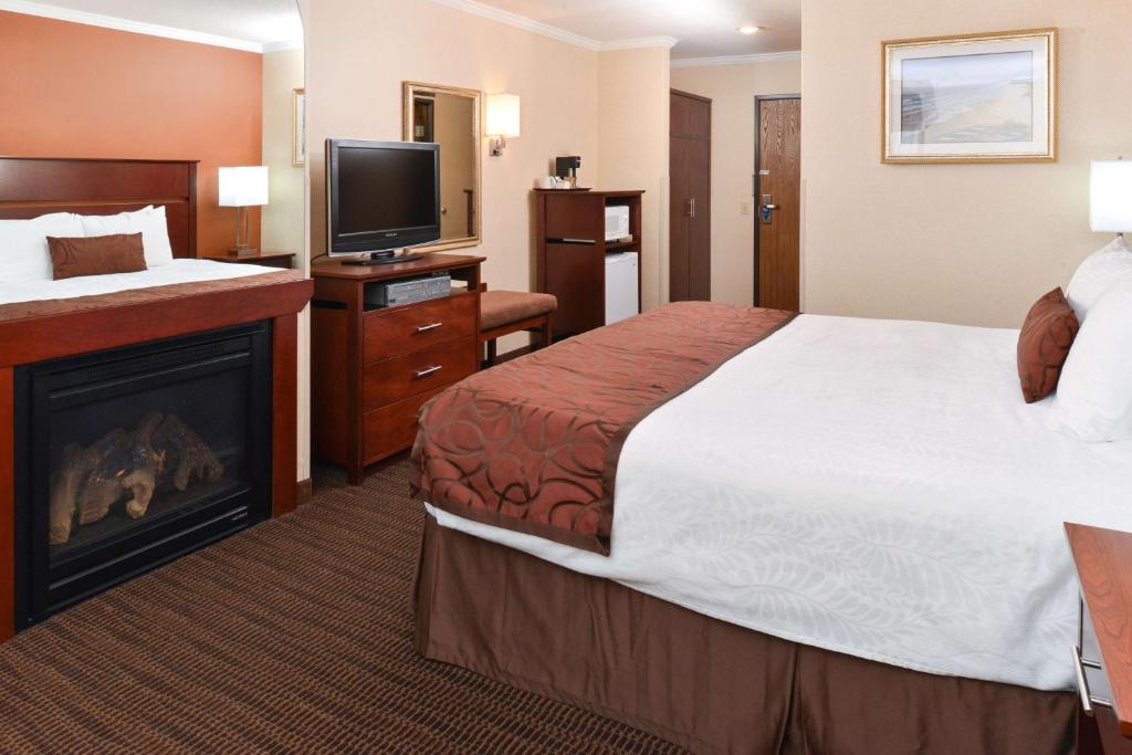 Postel nebo postele na pokoji v ubytování Best Western Plus Landmark Inn