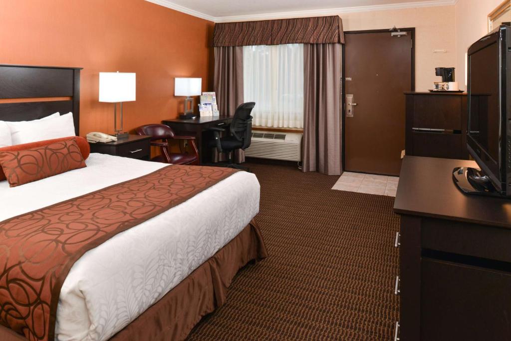 Postel nebo postele na pokoji v ubytování Best Western Plus Landmark Inn
