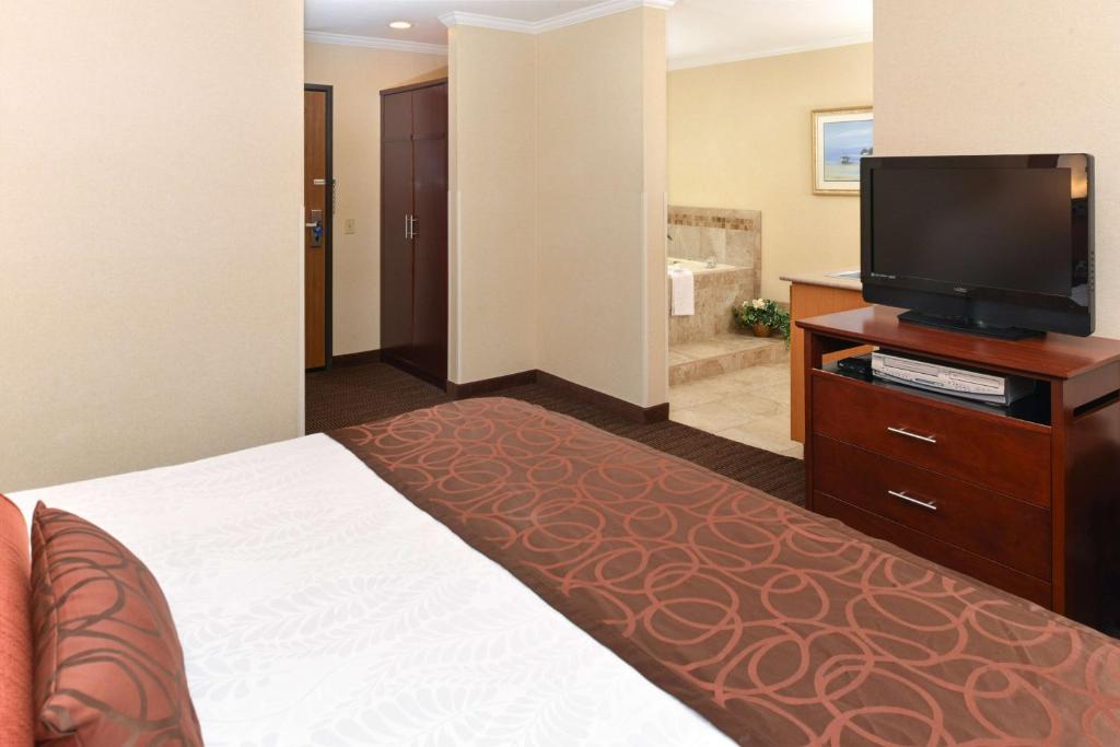 TV a/nebo společenská místnost v ubytování Best Western Plus Landmark Inn