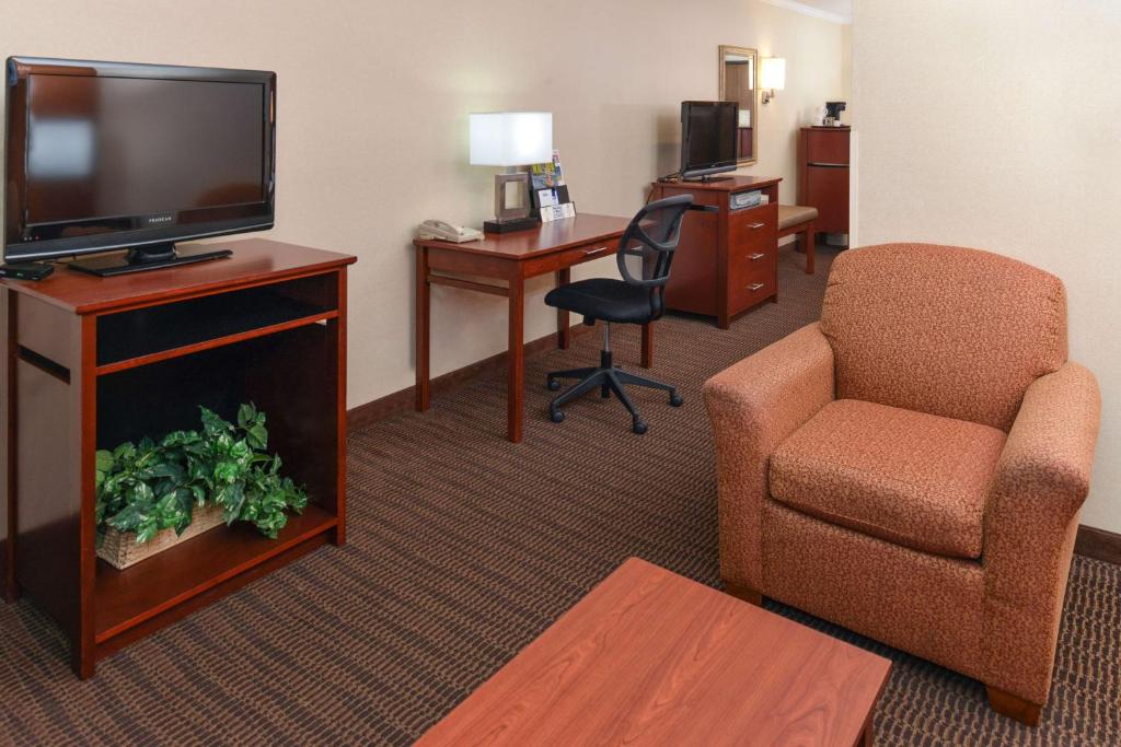 TV a/nebo společenská místnost v ubytování Best Western Plus Landmark Inn