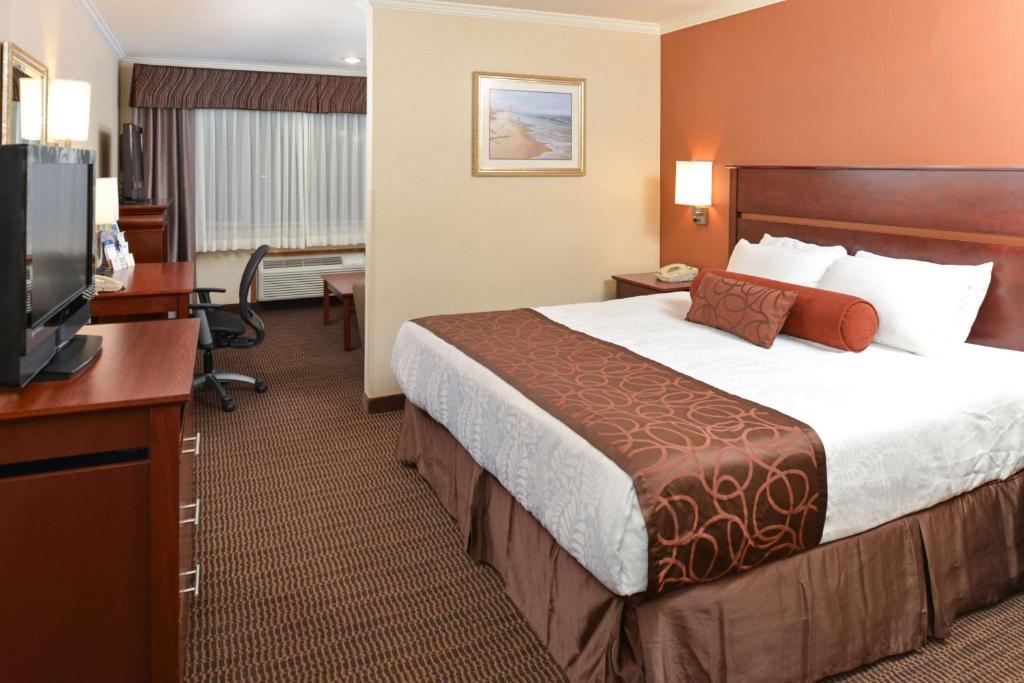 Postel nebo postele na pokoji v ubytování Best Western Plus Landmark Inn