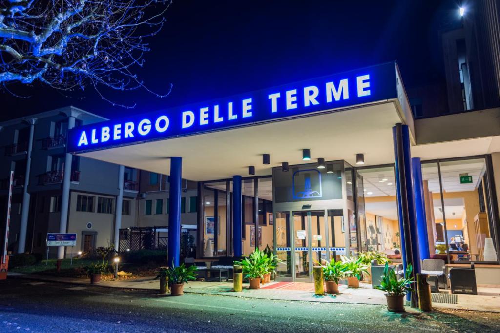 Edifício aabetico delle temme com um sinal azul em Hotel Terme di Castel San Pietro em Castel San Pietro Terme