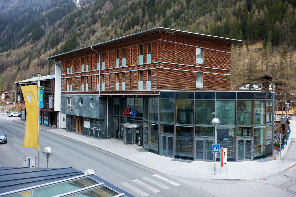 un gran edificio al lado de una calle en Hotel Garni Sunshine, en Sölden