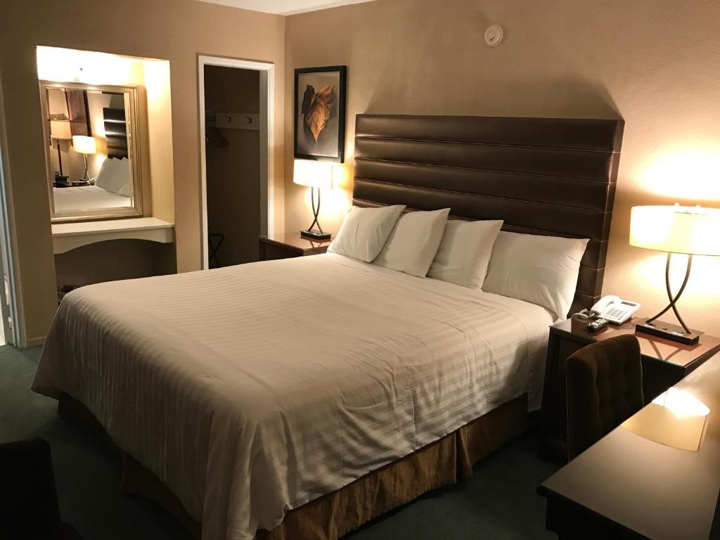 Postel nebo postele na pokoji v ubytování Discovery Inn