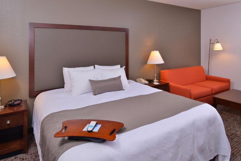 Best Western Plus Wichita West Airport Inn - King Suite Met Spa -bad - Niet Roken