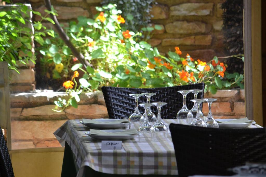 uma mesa com pratos e copos de vinho em Trullo De Amicis n°5 em Alberobello