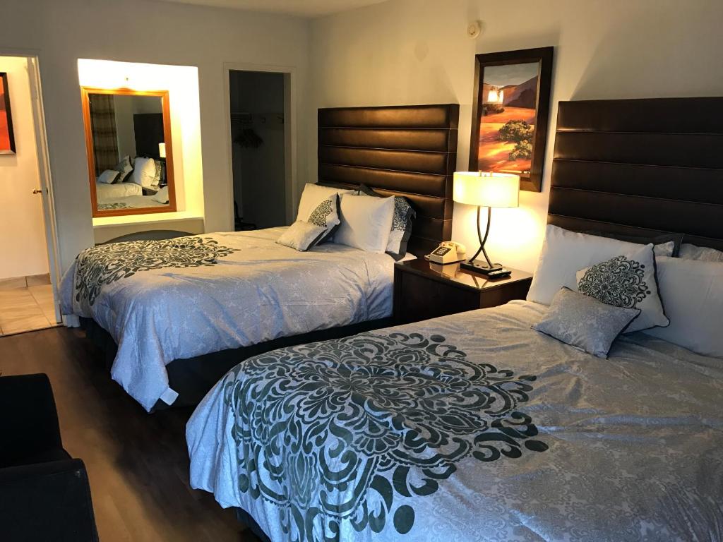 Postel nebo postele na pokoji v ubytování Discovery Inn