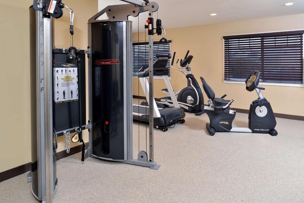 Fitness centrum a/nebo fitness zařízení v ubytování Best Western Long Beach Inn