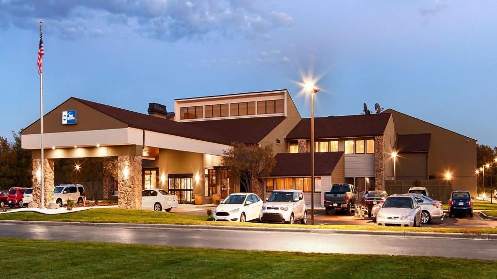 un gran edificio con coches estacionados en un estacionamiento en Best Western Benton Harbor – St. Joseph, en Benton Harbor