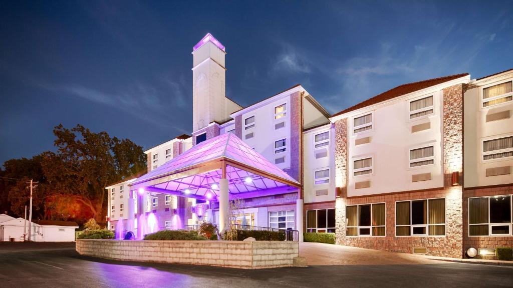 um edifício com iluminação roxa em frente a uma torre em Best Western Plus Sandusky Hotel & Suites em Sandusky