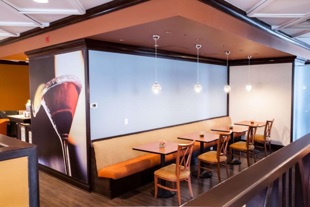 ベスト ウェスタン プレミア トロント エアポート カーリングビュー ホテルにあるレストランまたは飲食店