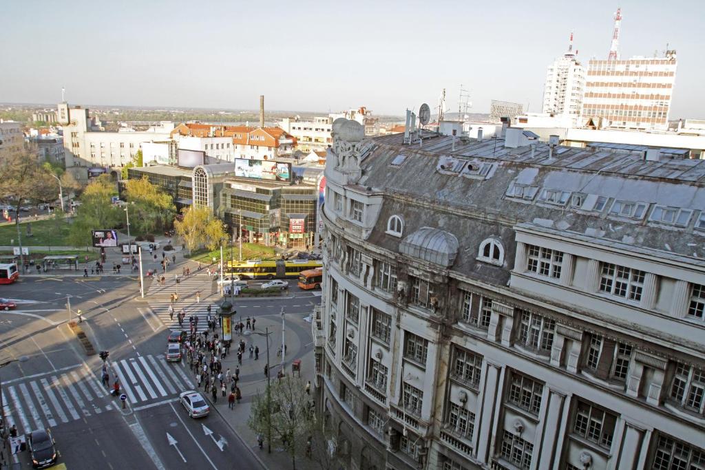 una vista aérea de una ciudad con un edificio en Belgrade Republic Square Apartment, en Belgrado