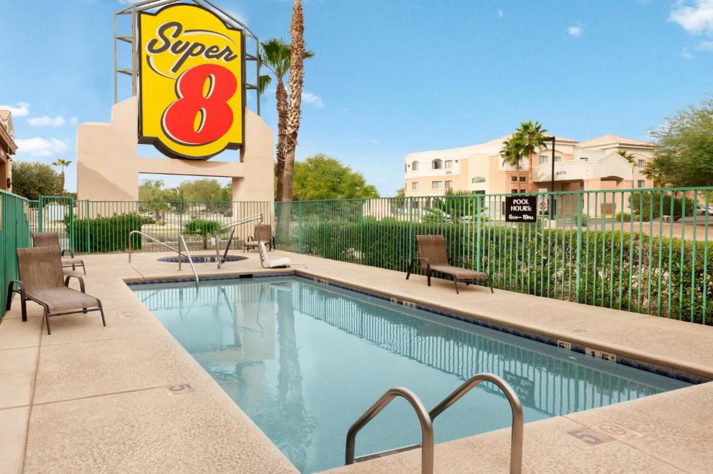 Bazén v ubytování Super 8 by Wyndham Marana/Tucson Area nebo v jeho okolí