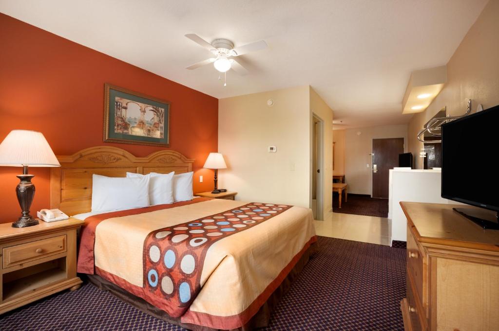 Postel nebo postele na pokoji v ubytování Super 8 by Wyndham Marana/Tucson Area