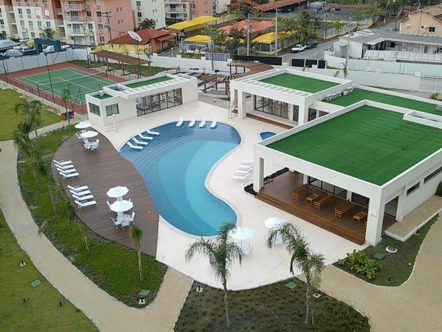 ein Haus mit einem Pool und einem Tennisplatz in der Unterkunft Rio Marina Resort in Itacuruçá
