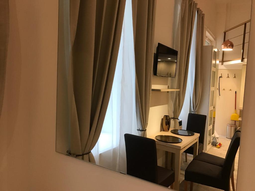 Televízia a/alebo spoločenská miestnosť v ubytovaní Goldcentral Gozsdu Apartment-Downtown Prime Location