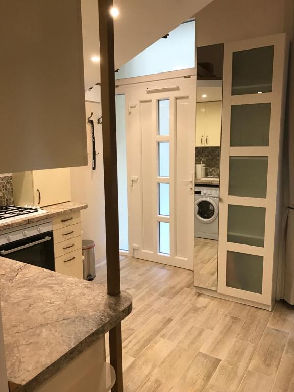 Kuchyňa alebo kuchynka v ubytovaní Goldcentral Gozsdu Apartment-Downtown Prime Location